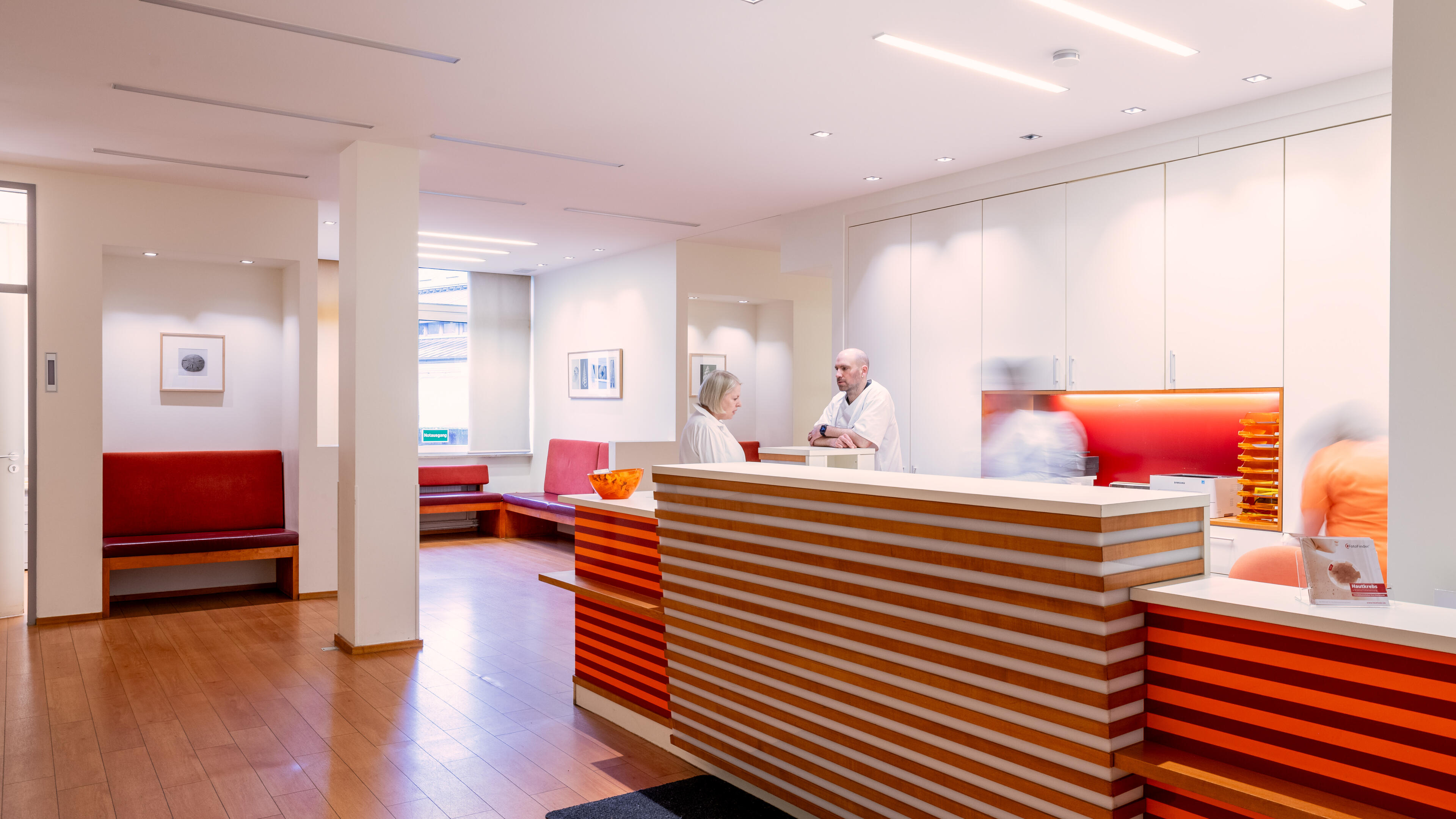 Empfangstresen mit Personal