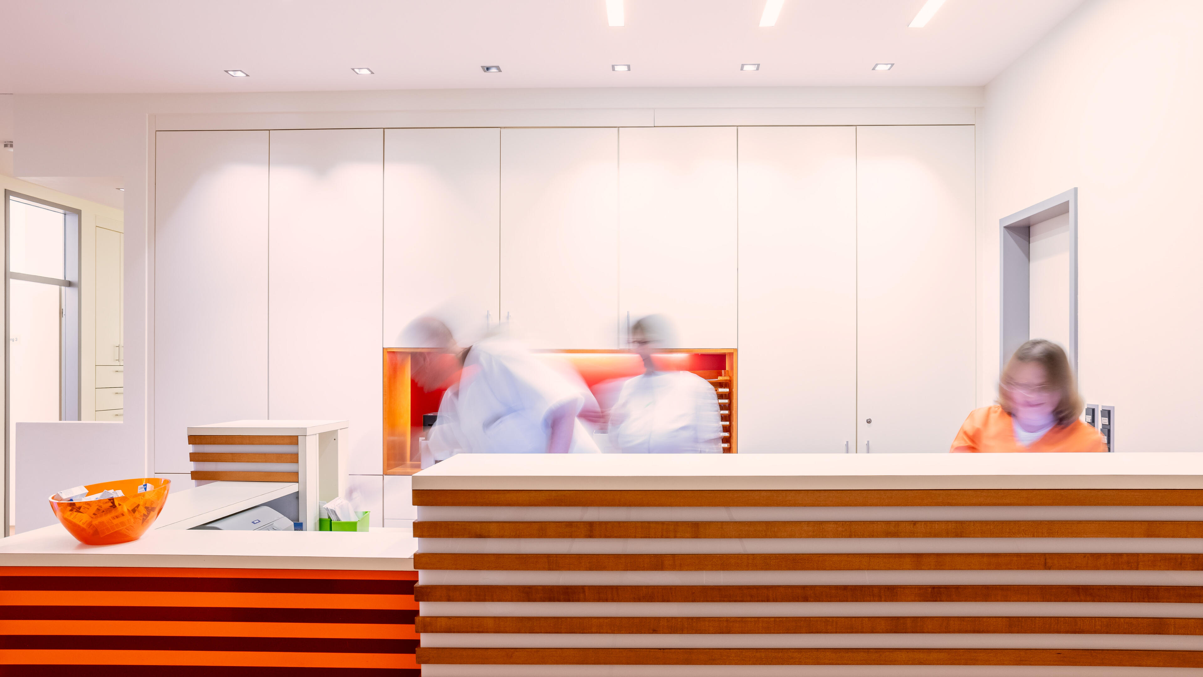 Empfangstresen mit Personal